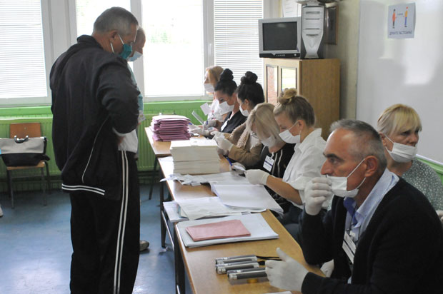 Изборни дан у Краљеву: До 10 сати гласало 8,41 ОДСТО (ФОТО)